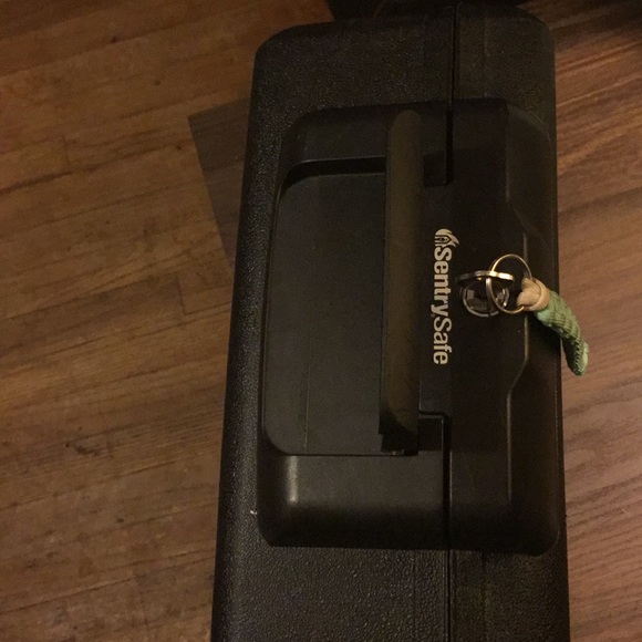 Sentry safe !! Fire/water resistance safe - Picture 3 of 3